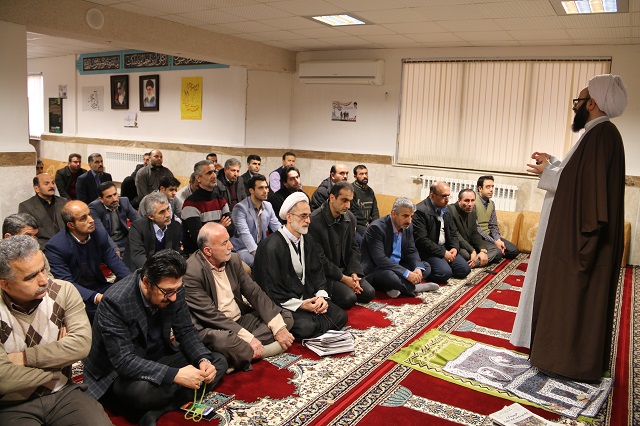 اقامه نماز جماعت با حضور امام جمعه، نماينده و فرماندار شهرستان در شهرداري لاهيجان